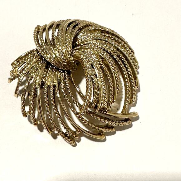 Gold Tone‎ Brooch Pin Swirl Design Statement Jewelry Vintage Style - Picture 8 of 8